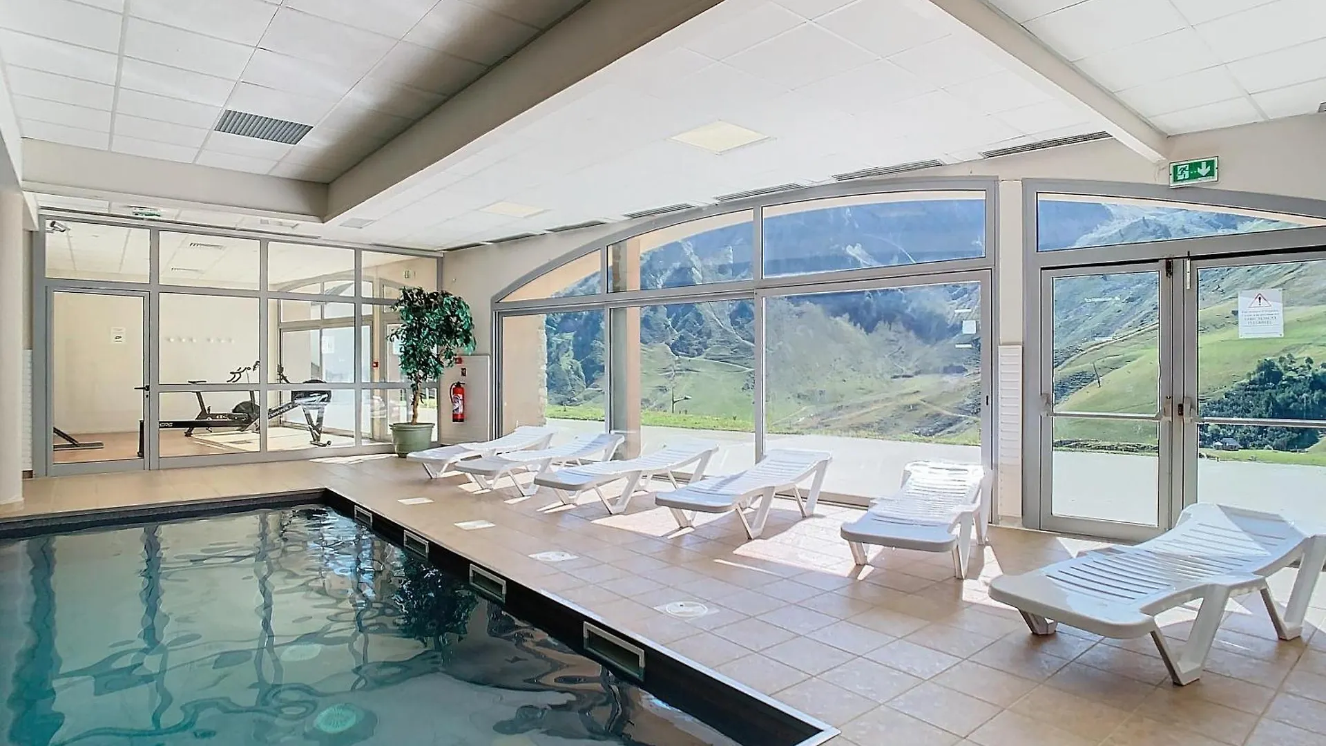 La Mongie appartement duplex 2 chambres terrasse vue montagne parking piscine 0*, La Mongie
